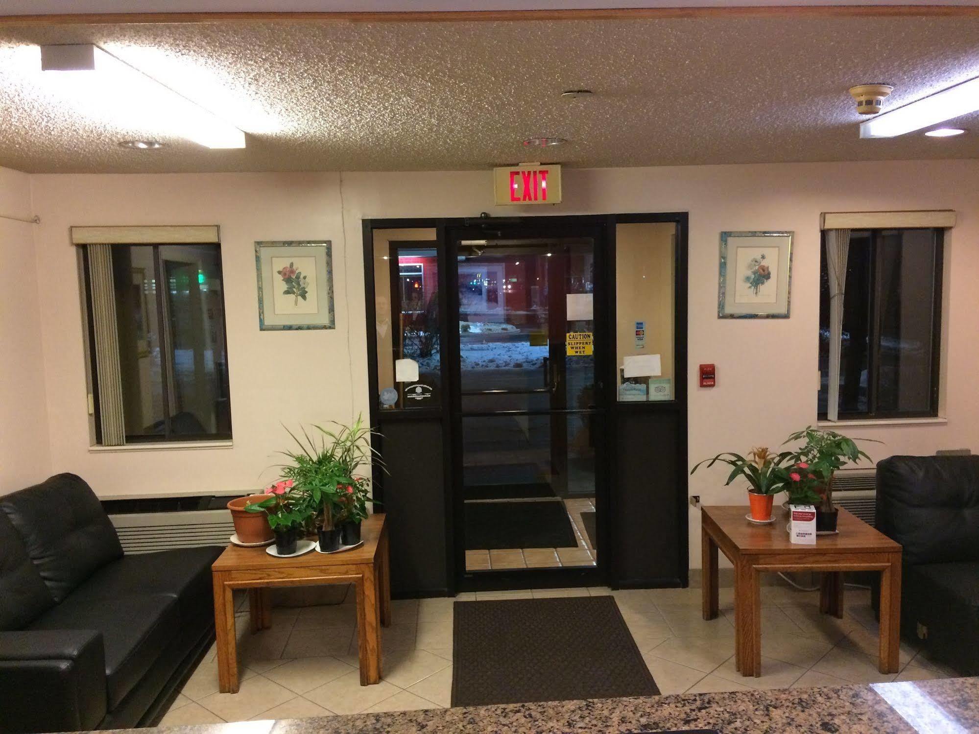 Econo Lodge Norwalk Exterior photo